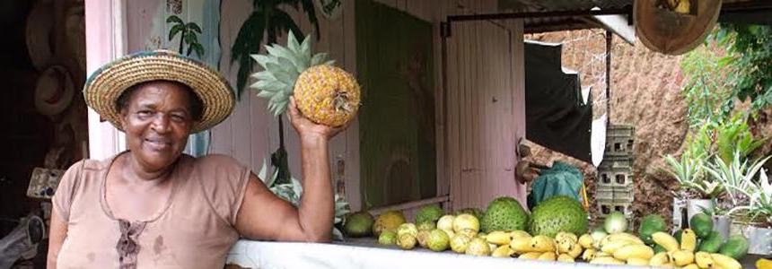 吃菠萝的伯利兹女人 