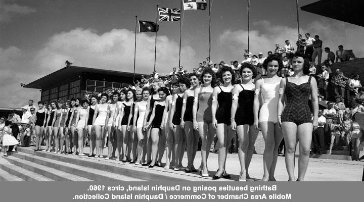 大约1960年，在多芬岛游泳的美女们摆姿势