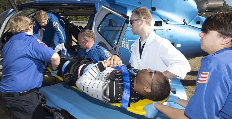 周四，在校园举行的年度灾难演习中，参加紧急医疗服务项目的南方学生将一名“受害者”抬上直升机，送往当地医院接受治疗.
