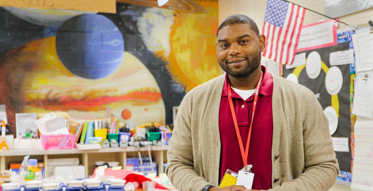 蒂莫西·约翰逊, 十大彩票网投平台教育与专业研究学院的毕业生, 最近被评为2019年阿拉巴马州优秀小学科学教师. 他是E.R. 莫比尔的迪克森小学.