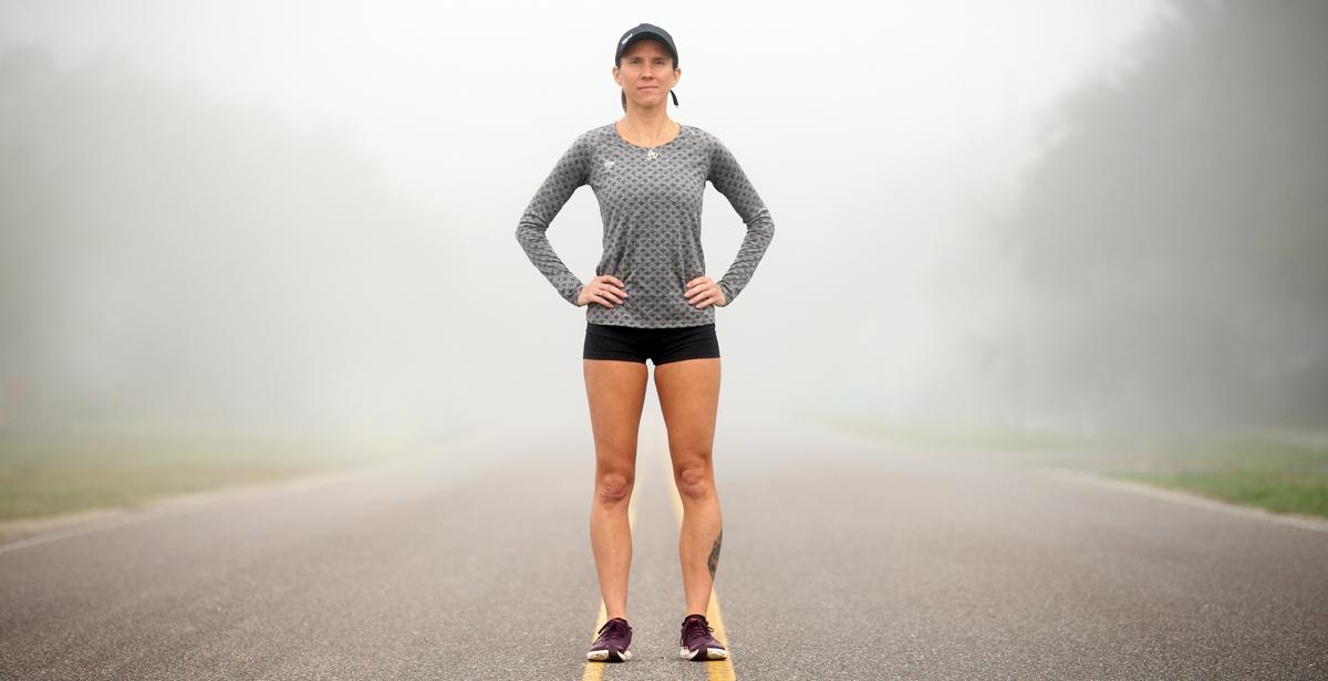 杰西卡·琼斯，她获得了博士学位.D. 南方微生物学, 赢得移动马拉松后，他将在七大洲完成七场马拉松比赛. 她在多芬岛训练，在那里她生活和工作. 
