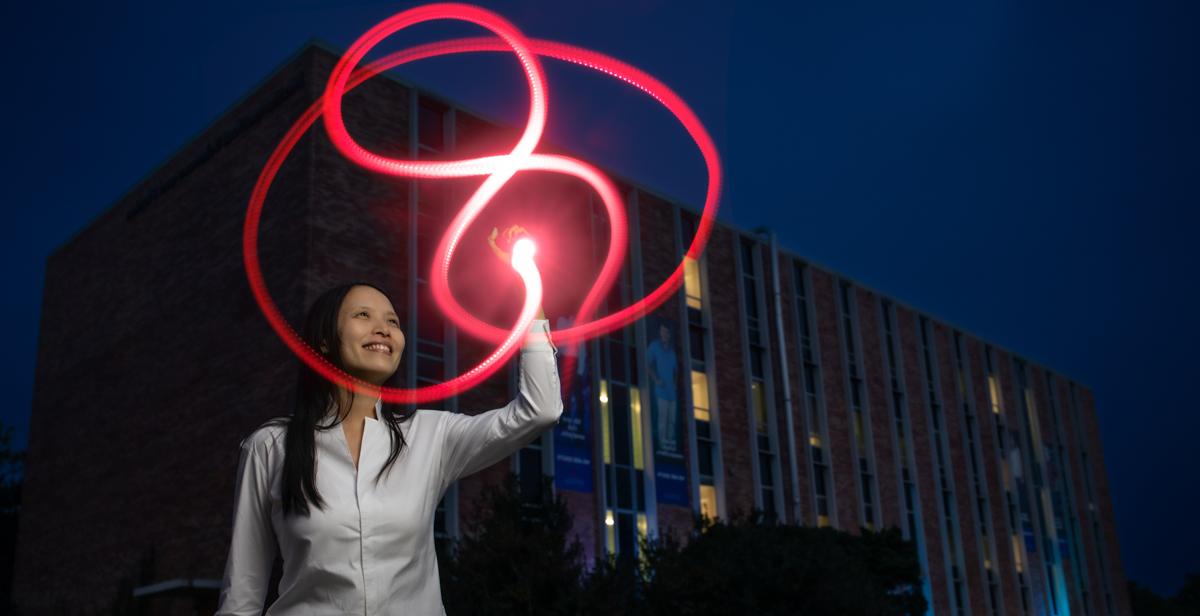 Dr. Christine Ruey Shan Lee在十大彩票网投平台数学科学和物理大楼外用灯光追踪数字8结. 她在量子拓扑学方面的研究获得了美国国家科学基金会的资助.  