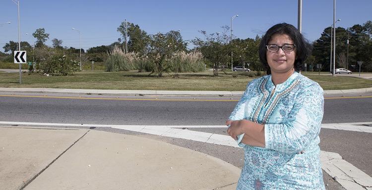 Dr. 萨曼莎伊斯兰教, 工程副教授, 与阿拉巴马州交通部合作制定了全州范围内的环岛操作指南.  她估计大约有十几个正在进行中.