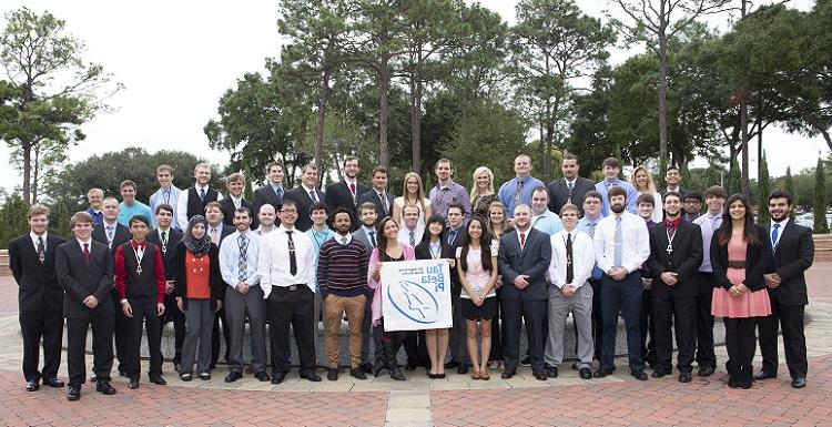 美国国家工程荣誉协会Tau Beta Pi分会被认为是全国最好的分会.  图为今年秋天新加入的学生和一些现有的成员, 其中包括70名本科生和19名研究生.