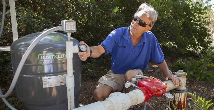 景观美化经理加里·卡利每天检查校园水井.  卡利和他的员工利用这些井来灌溉, 比如给草和花浇水, 但是井水也被用于生产用于冷却校园建筑的冷冻水.   