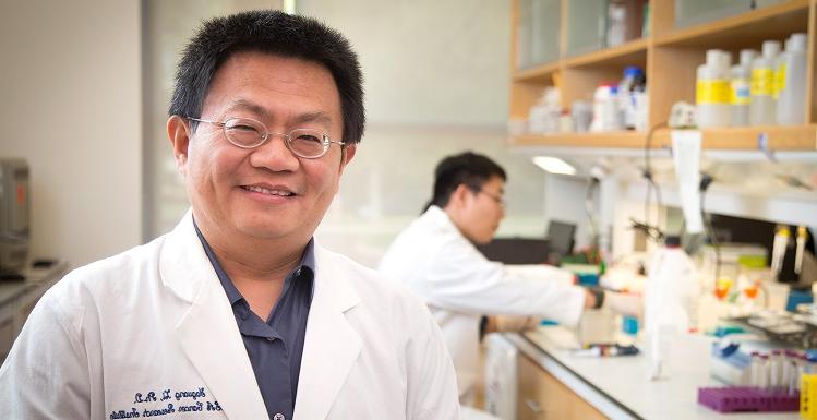 Dr. 亚光ξ, MCI肿瘤学副教授, 2015年梅尔·米切尔癌症研究卓越奖的获得者. 