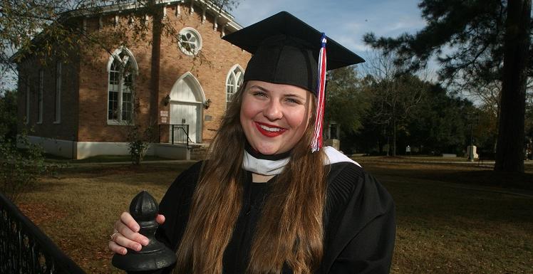 21岁的凯瑟琳·斯威特在不到四年的时间里从十大彩票网投平台毕业. 在那段时间里, 这位荣誉项目的学生花了很多时间在Seaman's Bethel剧院，那里是该项目的中心.